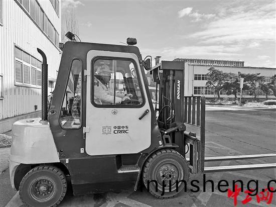 絕(jue)技絕(jue)活｜開著(zhe)叉車(che)“穿(chuan)鍼引線(xian)”:叉(cha)車(che)